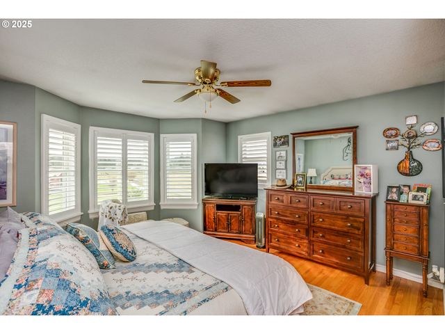 35364 SEARLS Ln, Astoria, OR 97103