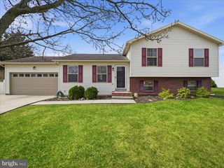 1678 BEECH LN, Hanover, PA 17331