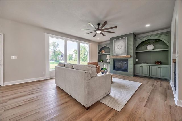 1172 WHITE OAK Lane, Liberty, MO 64068