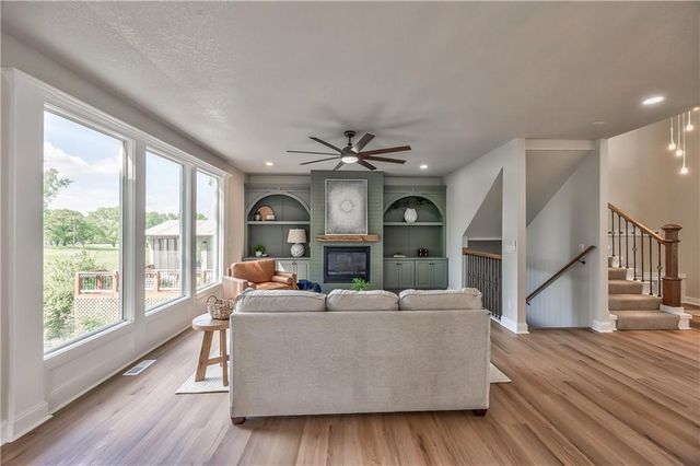 1172 WHITE OAK Lane, Liberty, MO 64068