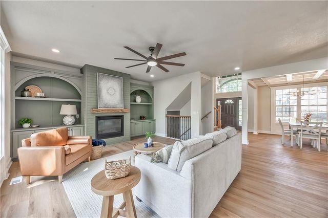 1172 WHITE OAK Lane, Liberty, MO 64068