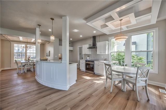 1172 WHITE OAK Lane, Liberty, MO 64068