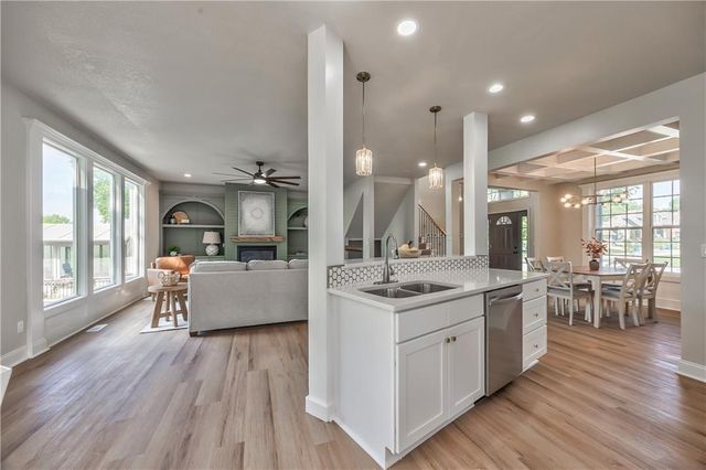 1172 WHITE OAK Lane, Liberty, MO 64068