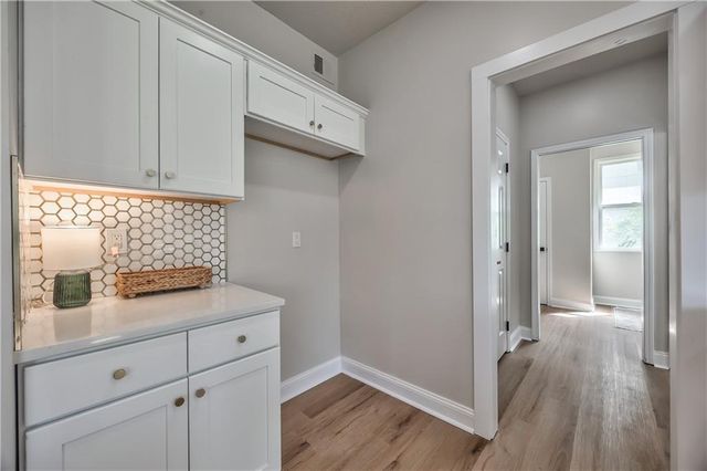 1172 WHITE OAK Lane, Liberty, MO 64068