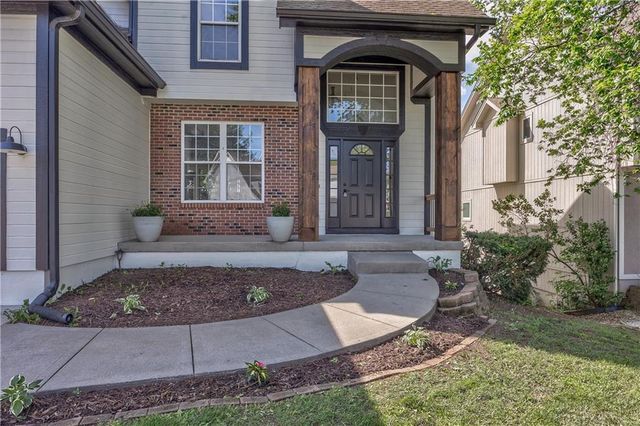 1172 WHITE OAK Lane, Liberty, MO 64068