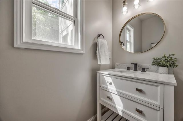 1172 WHITE OAK Lane, Liberty, MO 64068