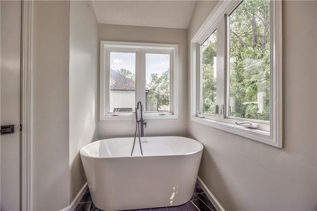 1172 WHITE OAK Lane, Liberty, MO 64068