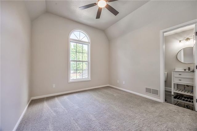 1172 WHITE OAK Lane, Liberty, MO 64068