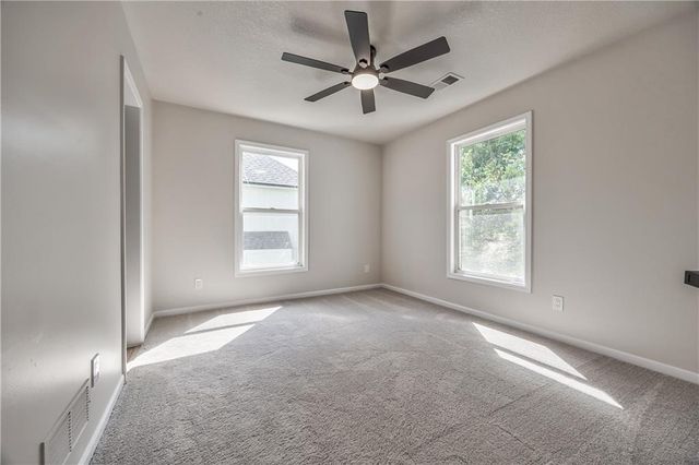 1172 WHITE OAK Lane, Liberty, MO 64068