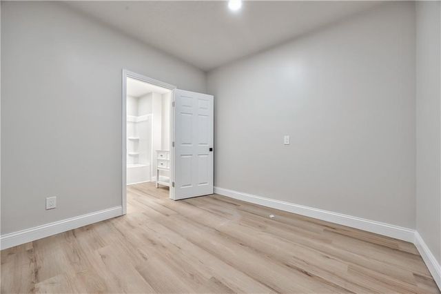 1172 WHITE OAK Lane, Liberty, MO 64068