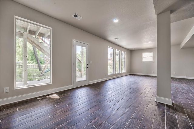 1172 WHITE OAK Lane, Liberty, MO 64068