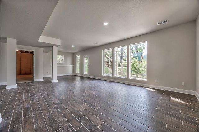 1172 WHITE OAK Lane, Liberty, MO 64068