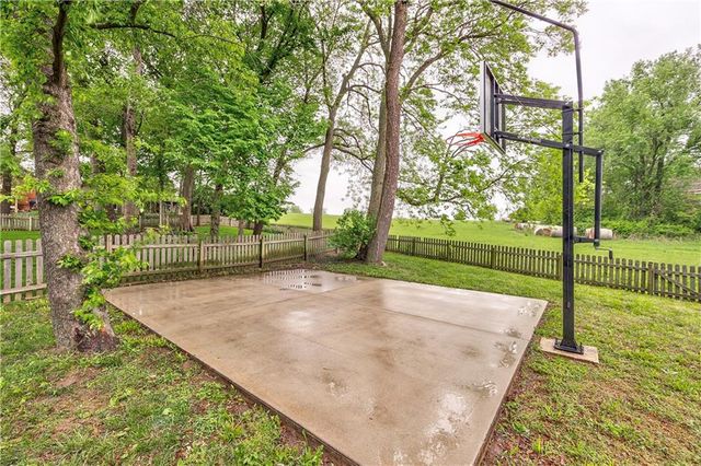1172 WHITE OAK Lane, Liberty, MO 64068