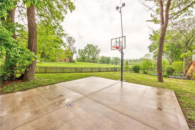 1172 WHITE OAK Lane, Liberty, MO 64068