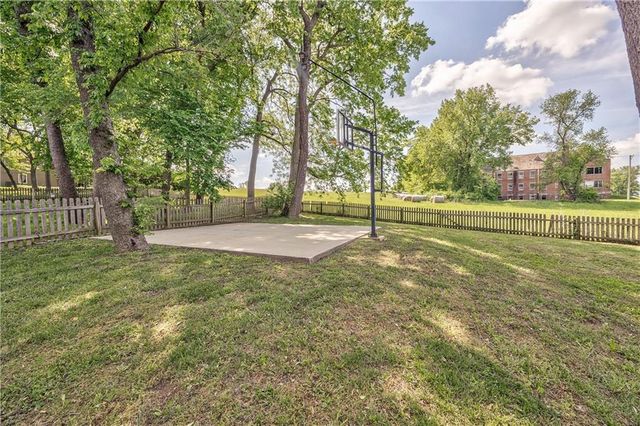 1172 WHITE OAK Lane, Liberty, MO 64068