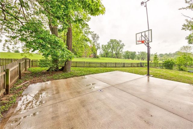 1172 WHITE OAK Lane, Liberty, MO 64068