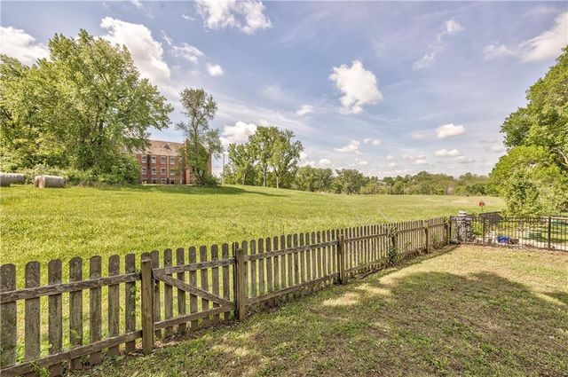 1172 WHITE OAK Lane, Liberty, MO 64068