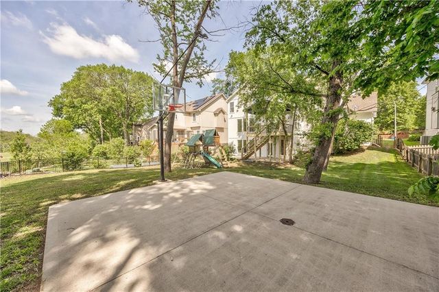 1172 WHITE OAK Lane, Liberty, MO 64068