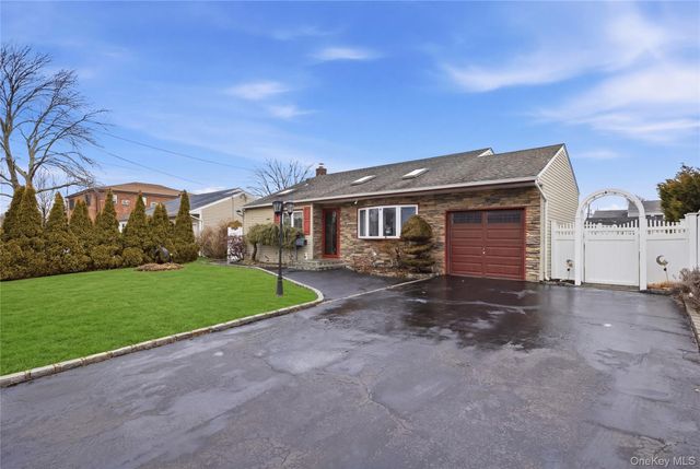 831 N Erie Avenue, Lindenhurst, NY 11757