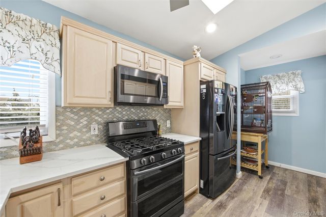 831 N Erie Avenue, Lindenhurst, NY 11757