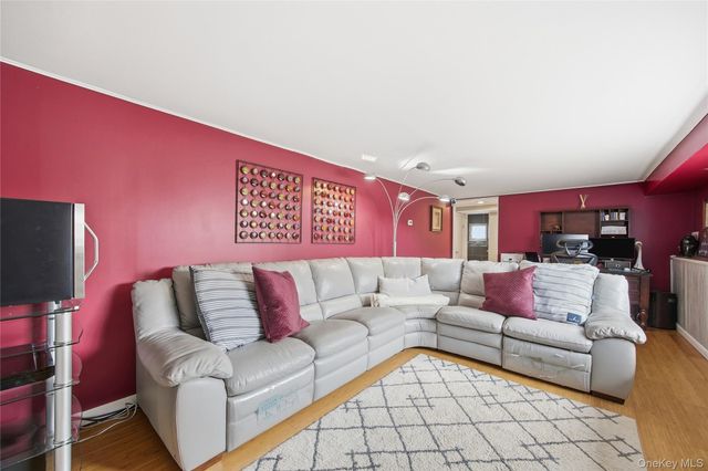 831 N Erie Avenue, Lindenhurst, NY 11757