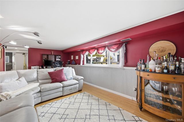 831 N Erie Avenue, Lindenhurst, NY 11757