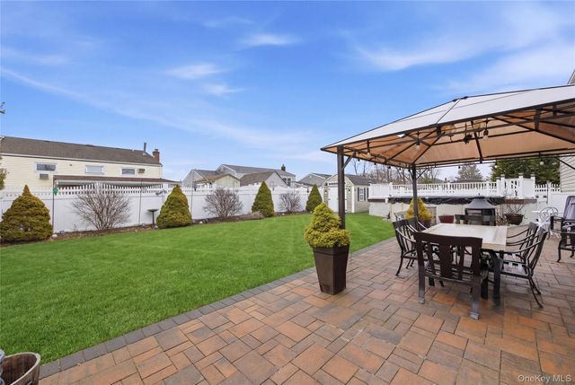 831 N Erie Avenue, Lindenhurst, NY 11757