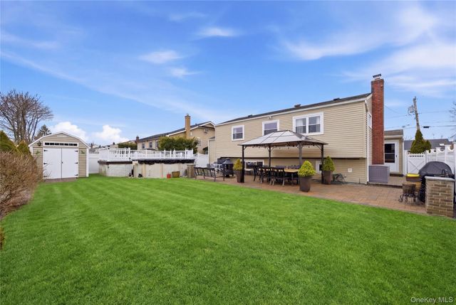 831 N Erie Avenue, Lindenhurst, NY 11757