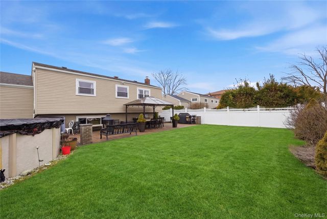 831 N Erie Avenue, Lindenhurst, NY 11757