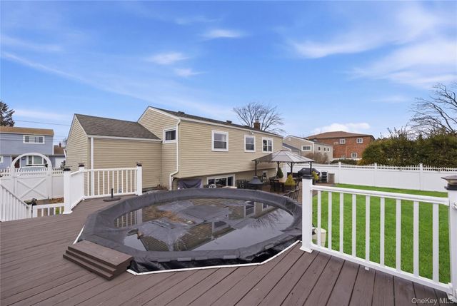831 N Erie Avenue, Lindenhurst, NY 11757