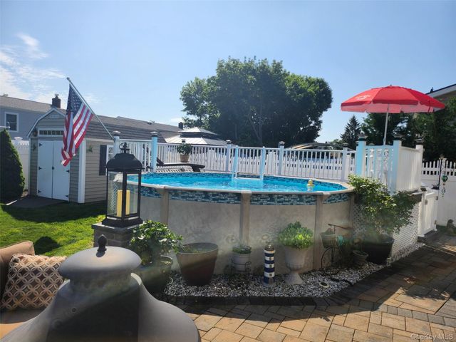 831 N Erie Avenue, Lindenhurst, NY 11757