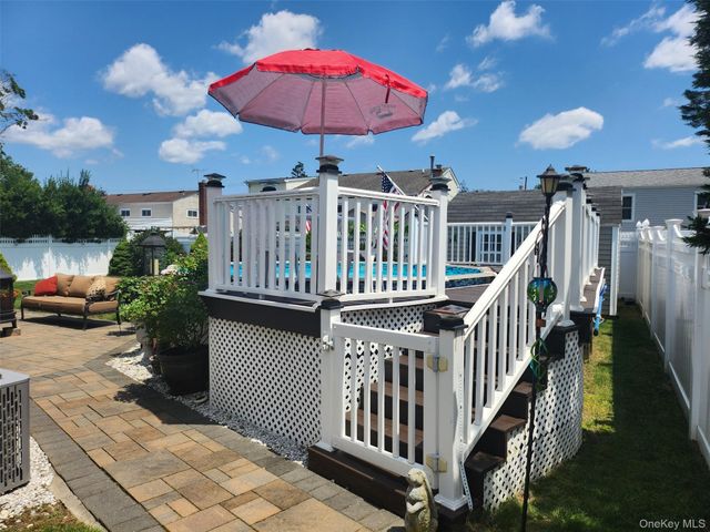 831 N Erie Avenue, Lindenhurst, NY 11757