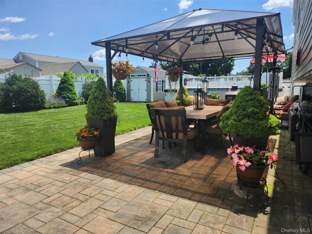 831 N Erie Avenue, Lindenhurst, NY 11757