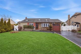 831 N Erie Avenue, Lindenhurst, NY 11757