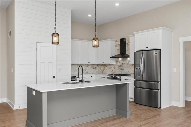 1305 N Holland Drive, Independence, MO 64056