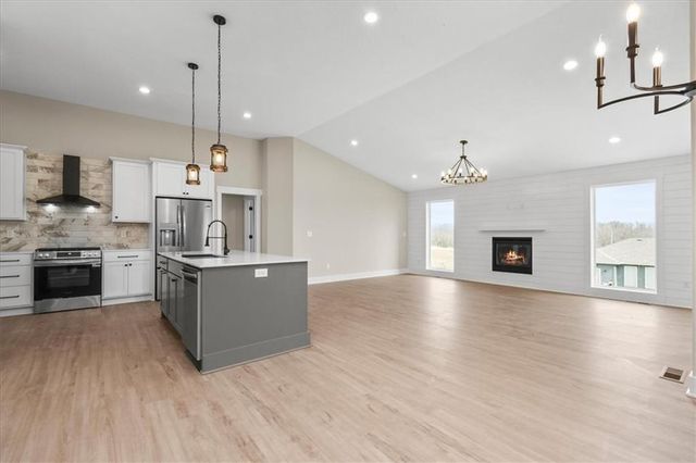 1305 N Holland Drive, Independence, MO 64056