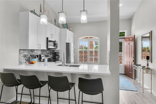 278 Newport DR 207, Naples, FL 34114