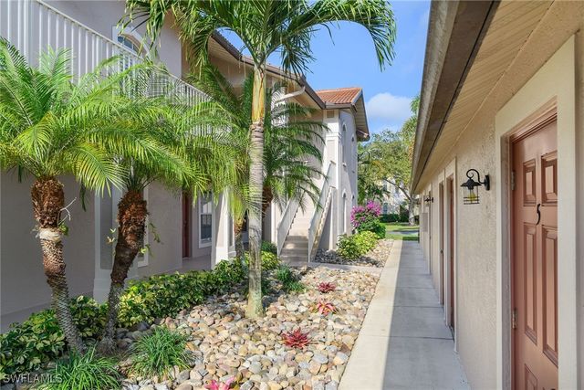 278 Newport DR 207, Naples, FL 34114