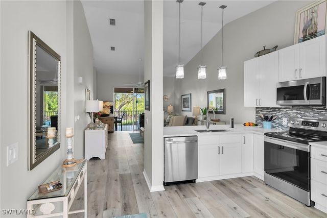 278 Newport DR 207, Naples, FL 34114