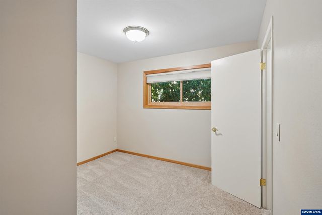 2465 Crestview Dr S, Salem, OR 97302