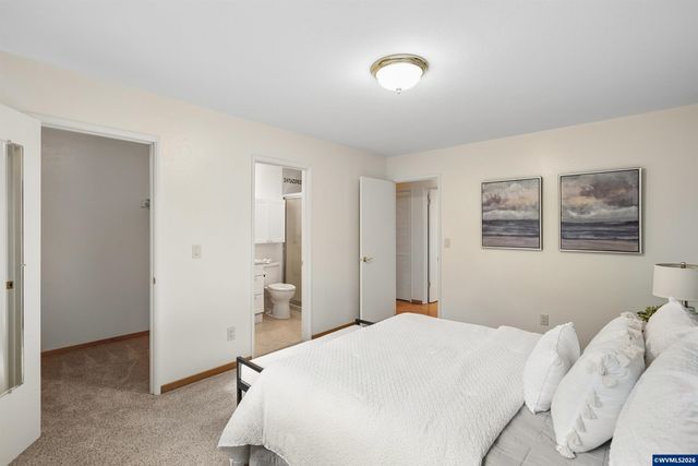 2465 Crestview Dr S, Salem, OR 97302