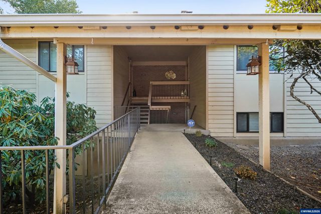 2465 Crestview Dr S, Salem, OR 97302