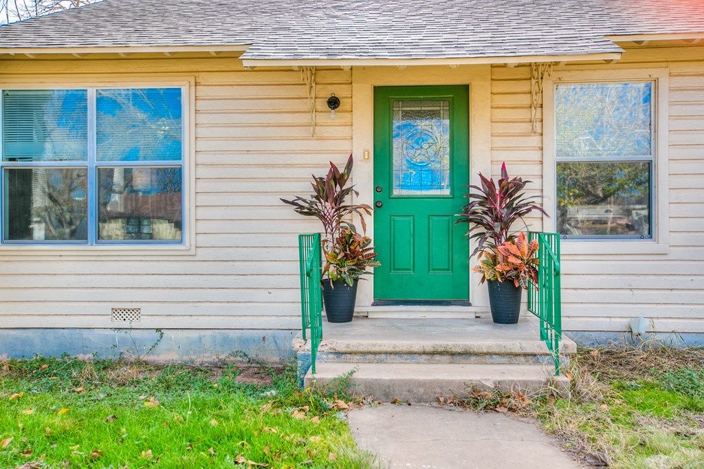 Image 5 of property listing at 2319 Colorado St, San Angelo, TX 76901