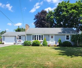 72 Briarwood Drive, Seekonk, MA 02771