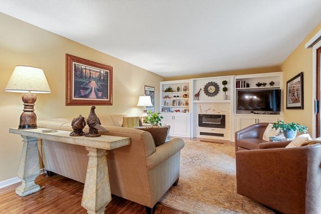 35 Nathan Lane N 104, Plymouth, MN 55441