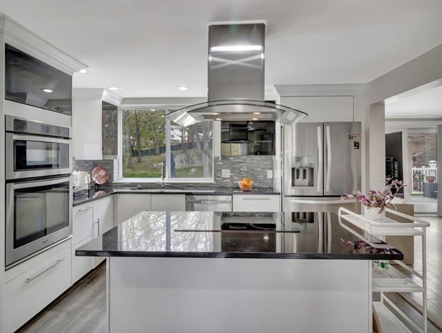 216 Lynn Fells Pkwy, Saugus, MA 01906