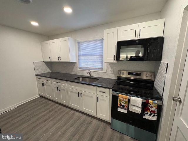 2409 BLOOMSDALE RD, Levittown, PA 19057