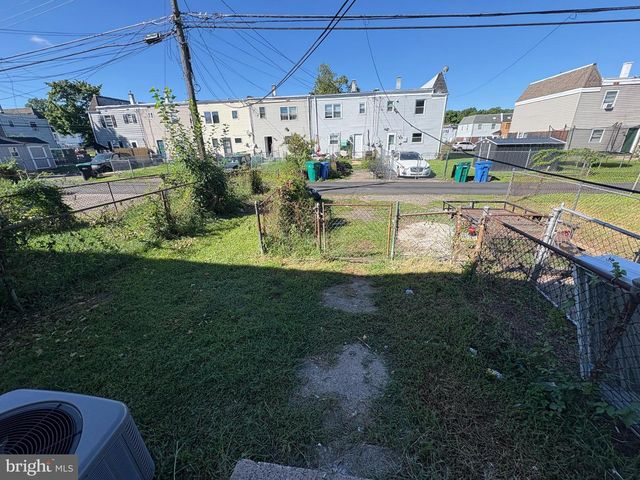 2409 BLOOMSDALE RD, Levittown, PA 19057