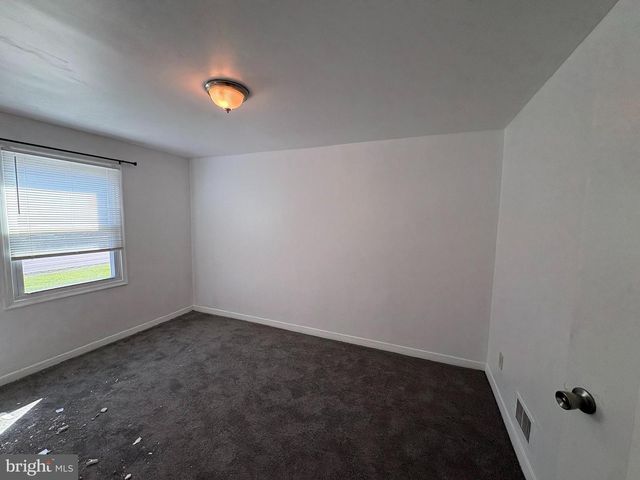 2409 BLOOMSDALE RD, Levittown, PA 19057