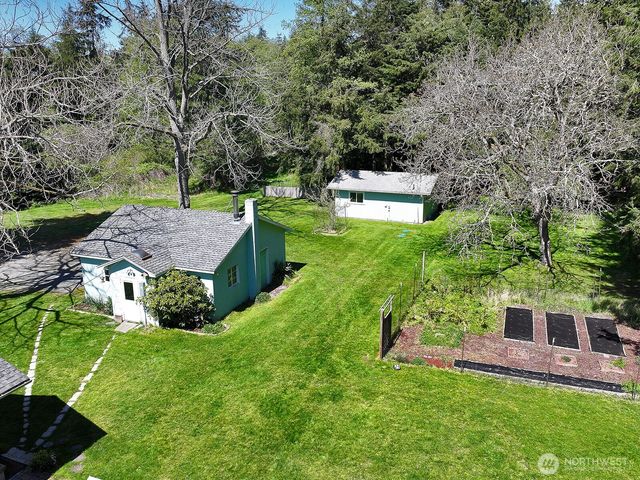 397 Lagoon Point Road, Greenbank, WA 98253